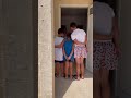 Quando chiedi ai tuoi figli di abbracciarsi per una foto