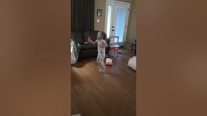 3 yr old dancing to Katy Perry's Roar