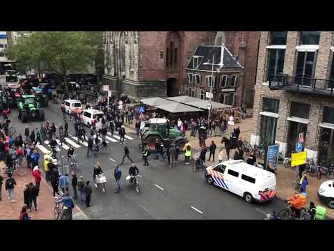 Boer rijdt politiepaard aan met tractor
