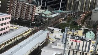 京橋駅　JR大阪環状線と京阪線の両方の電車が見える贅沢な場所。JR側の風景。