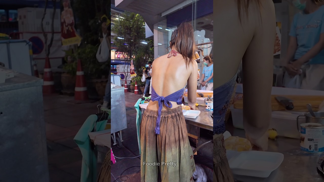 She Serve Delicious Banana Pancake - Thai Street Food