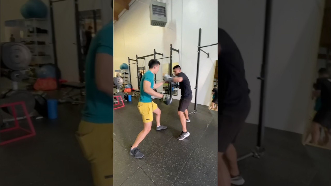 Filipino Amateur Boxer Smashes the Pads with Sharp, Explosive Punches | 
