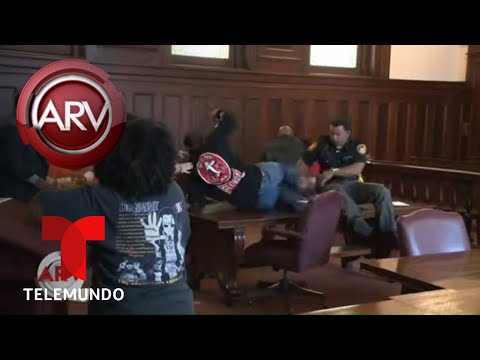 Hermanos atacan al asesino de su madre en la Corte | Al Rojo Vivo | Telemundo