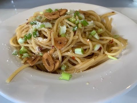 Wideo: Jak Zrobić Spaghetti Z Małżami Z Pikantnym Sosem Pietruszkowym
