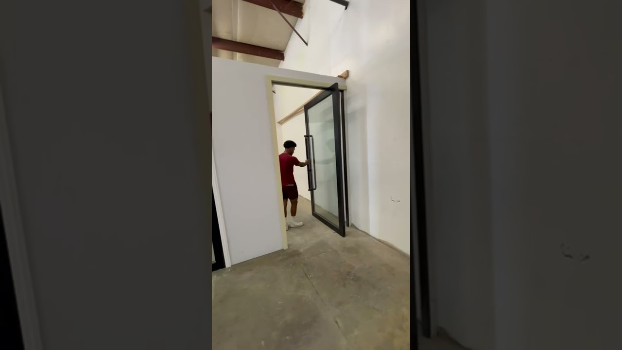 A door that can ‘float’! The central axis door can rotate 360° 