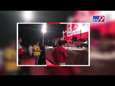 Money worth lakhs showered on folk singer in Kandivali, Mumbai - Tv9