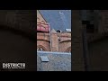 Dronken man klimt via regenpijp het dak op van de Oude Kerk Heilige Geestkerkhof Delft
