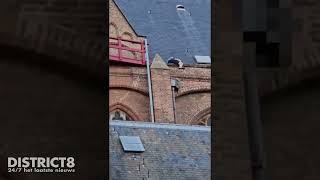 Dronken man klimt via regenpijp het dak op van de Oude Kerk Heilige Geestkerkhof Delft