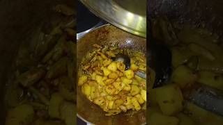 Delicious potato and pointed gourd veg#aloo parwal ki sabzi by halwai#desi style Parwal ki sabzi