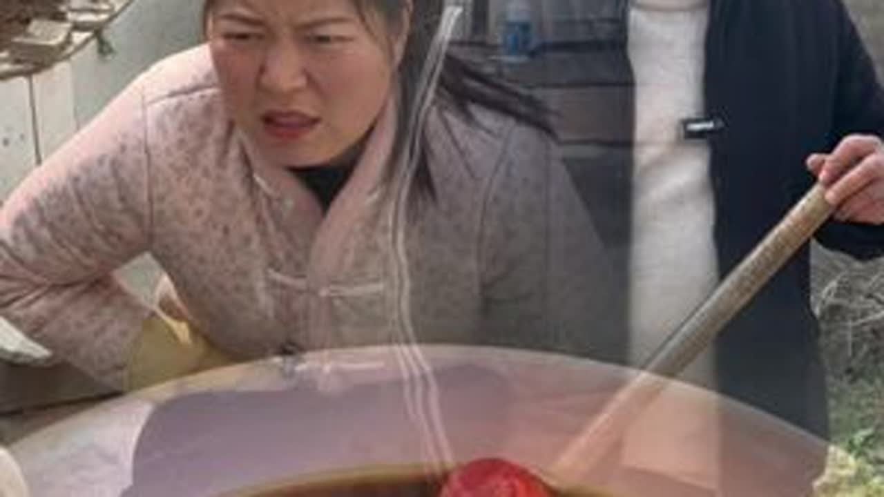 夫妻就像一双鞋少一只不行，多一只难走。没有天生合适的两个人，只有彼此迁就的两颗心。相互珍惜，彼此包容。