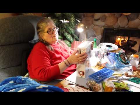 mom-opening-her-present