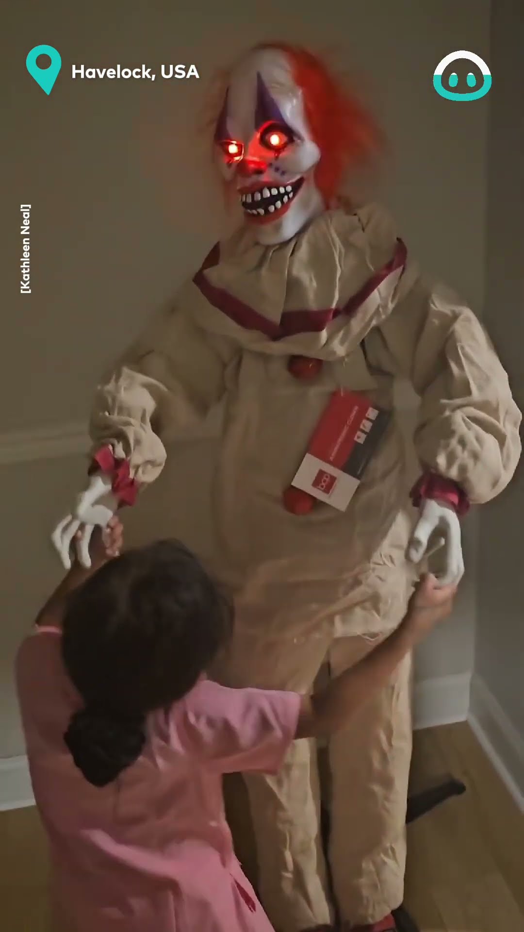 Daughter LOVES Creepy Clown || ViralHog
