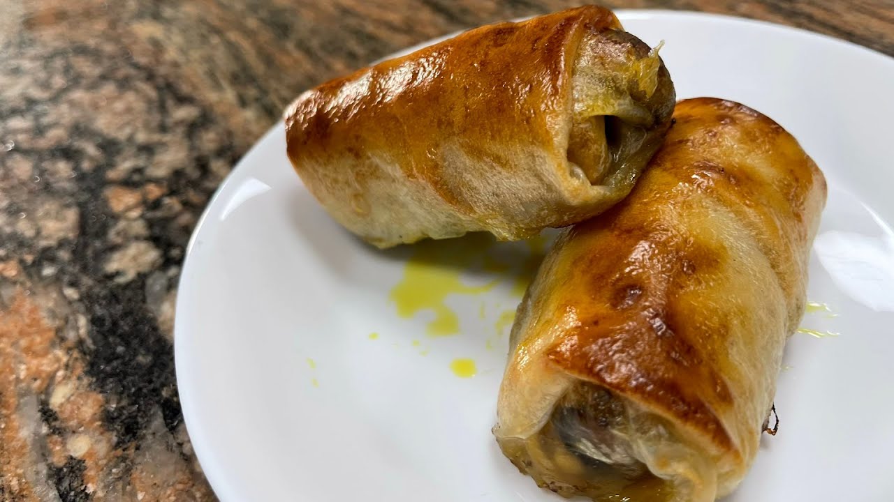 דפי אורז ממולא עם חזה עוף קצוץ בצל מטוגן ופטריות