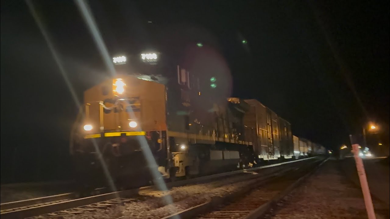 CSX 7106 leads M573 at Horse Cave