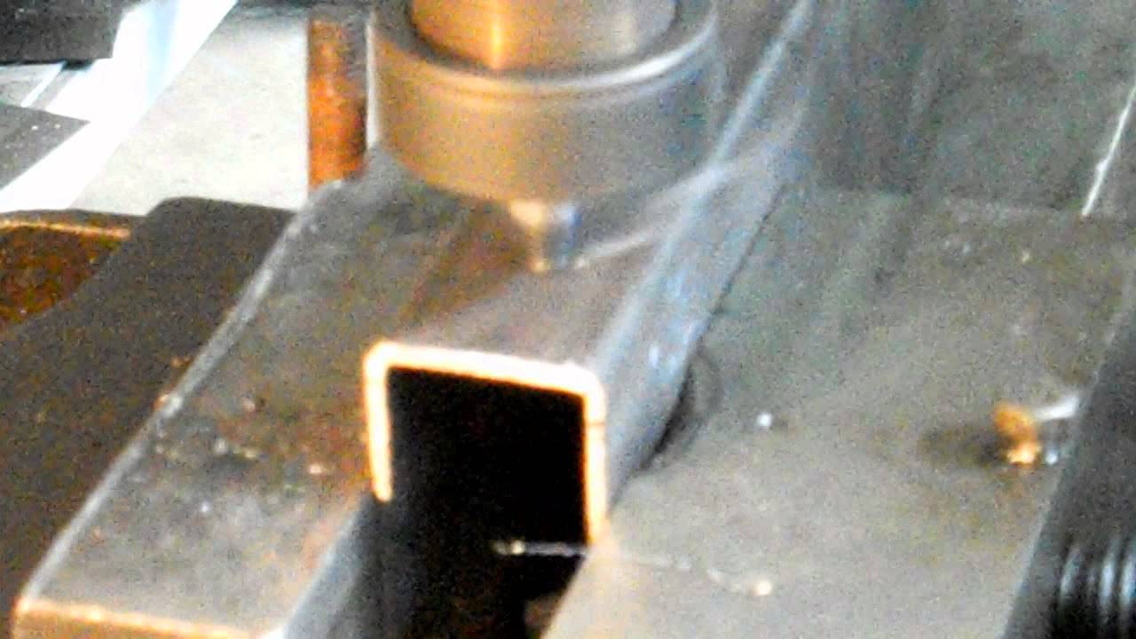 Отверстия трением. Дорм матрица для пробивки отверстий в трубе. Сверловка отверстия профильной трубы. Пробитие отверстий в профильной трубе. Пробивка отверстий в квадратной трубе с Дорном.