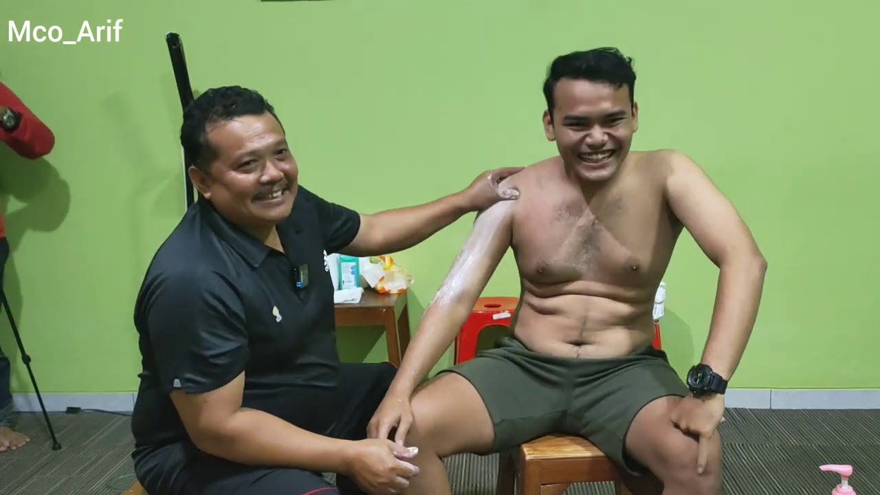 Massage atau pijat CEDERA BAHU 2 bulan sakit sekali pasien dari Madiun