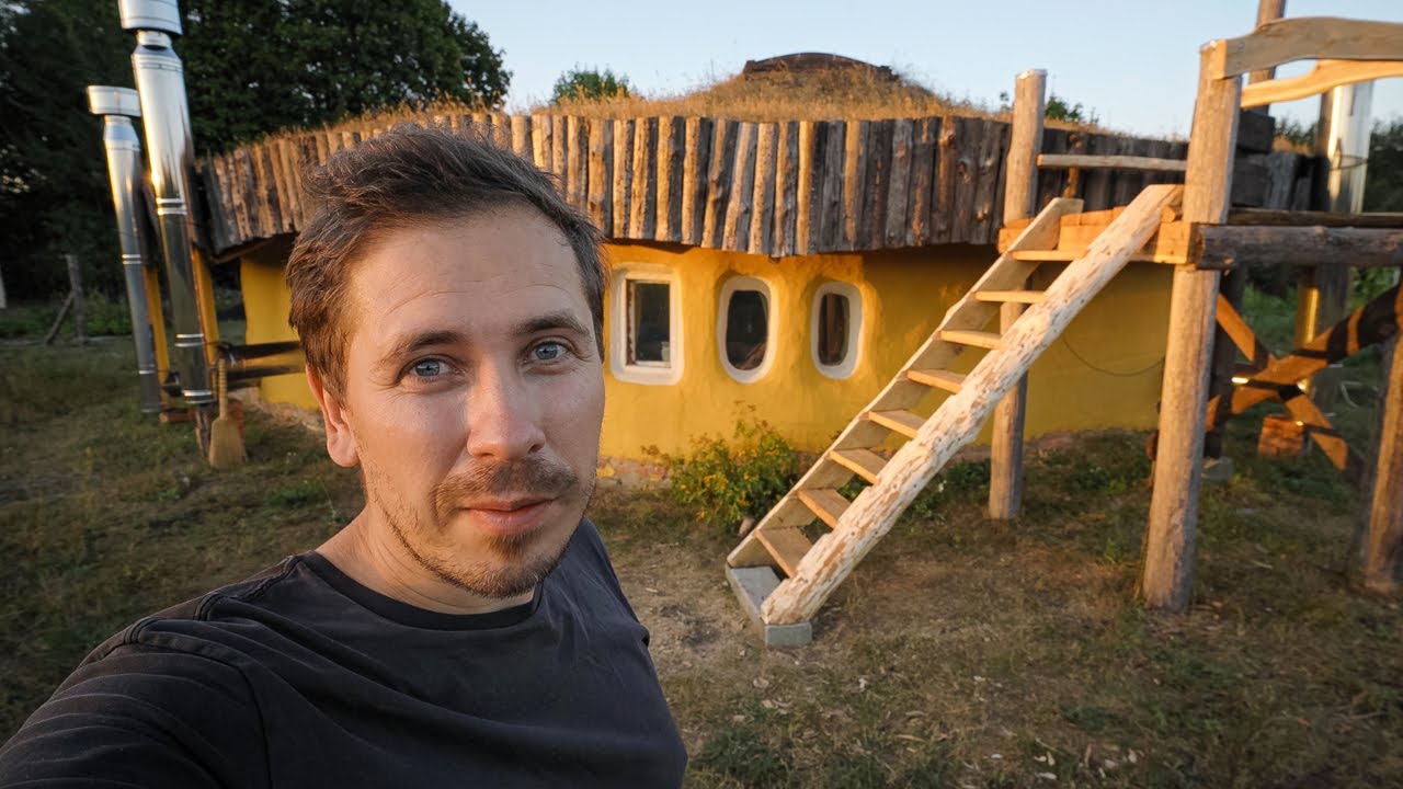 Апгрейд моего дома: строю лестницу и утепляю крышу опилками - YouTube