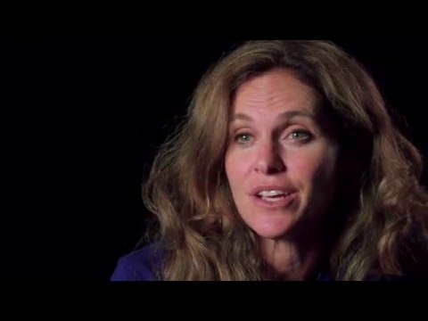 Video: Amy Brenneman Nettowaarde: Wiki, Getroud, Familie, Trou, Salaris, Broers en susters