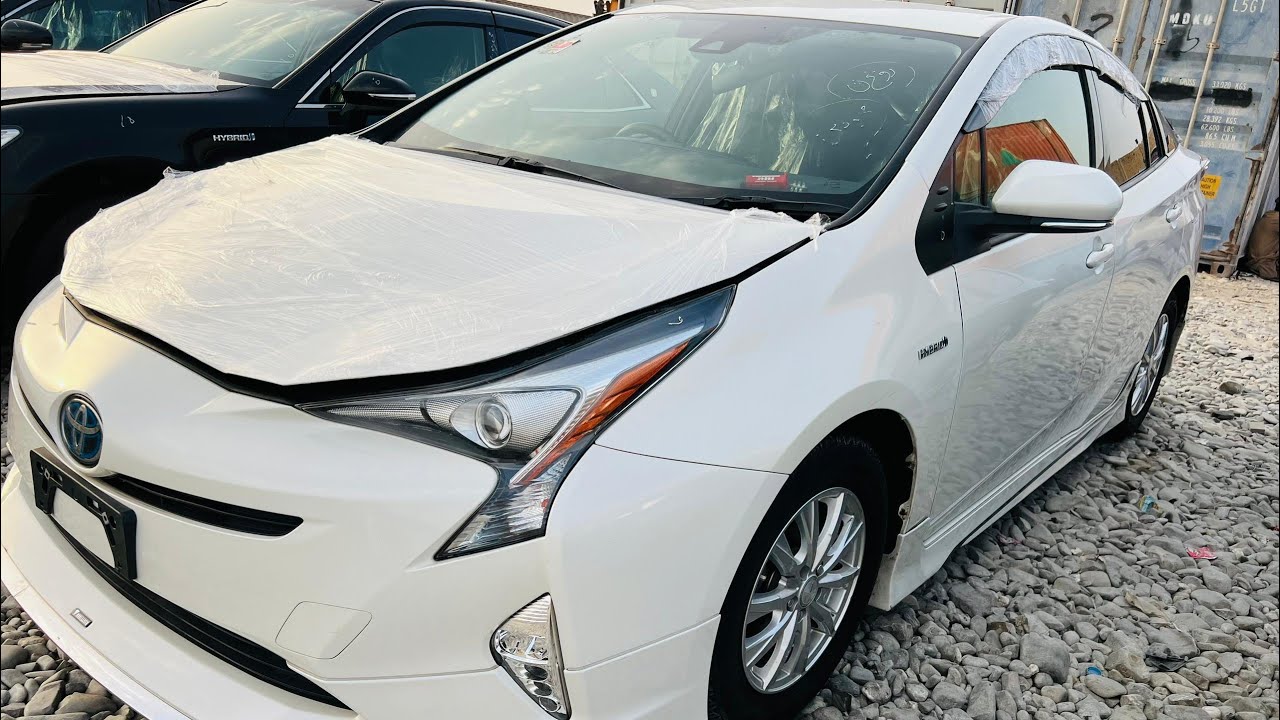 Non custom paid TOYOTA PRIUS hybrid 1.8 (2017) fresh imported | Just in 22 lac | fully loaded 