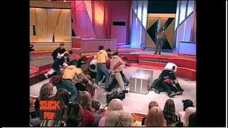 Драка Реперов на ток-шоу "Окна" с Дмитрием Нагиевым (2002) Драка Реперов на ток-шоу "Окна" с Дмитрием Нагиевым (2002)