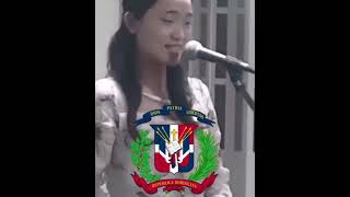 Asiática interpreta Himno de la República  Dominicana.