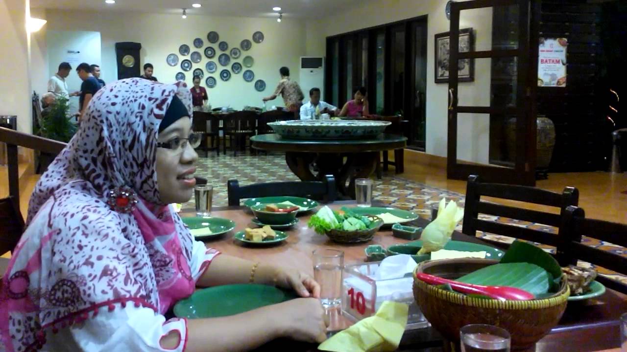 Makan Malam di RM Ikan Bakar Cianjur, IBC - YouTube