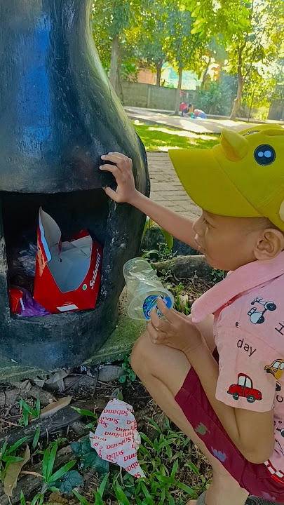 Tempat sampah bolong #shortsvidio #tempatsampah #komedi#videoshort