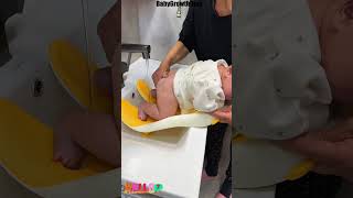 How Can I Wash My Baby’s Bottom Without a Struggle? Try Baby Butt Washing Support!#Shorts