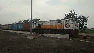 viral ngonten kereta api di stasiun babakan