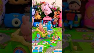 Kelinci biru naik sepeda mini