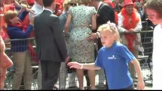 Video thumbnail of "Queen Máxima has her butt grabbed by Fred de Graaf during Koningsdag 2014"