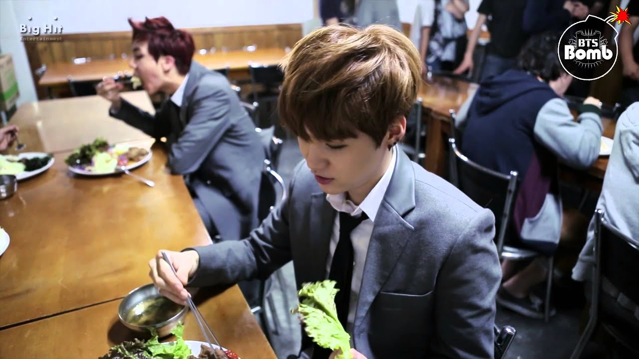[BANGTAN BOMB] SUGA's way to make a 'ssam' fast! - BTS (방탄소년단)