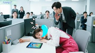 Download Lagu CEO pura-pura magang, eh jatuh cinta pada gadis yang ketiduran di kantor! Cinta mulai bersemi! MP3 Download Lagu CEO pura-pura magang, eh jatuh cinta pada gadis yang ketiduran di kantor! Cinta mulai bersemi! MP3