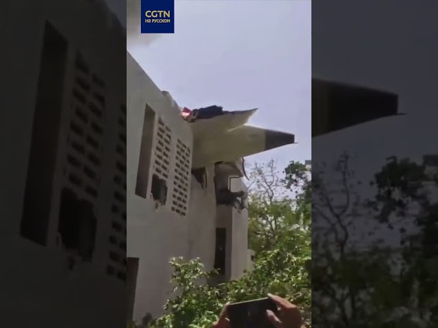 На месте крушения самолета на западе Индии нашли около 60 тел погибших