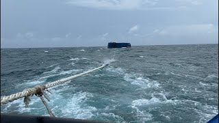 Ombak Makin Parah, Laut Jawa Mengamuk, Kapal Tongkang di Hantam Terus.
