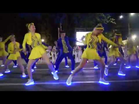 Соборная площадь 8 мая: танец в светящихся кроссовках