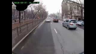 Алматы. Странный пешеходный переход упирающийся в забор, тротуара нет 20150227 1643