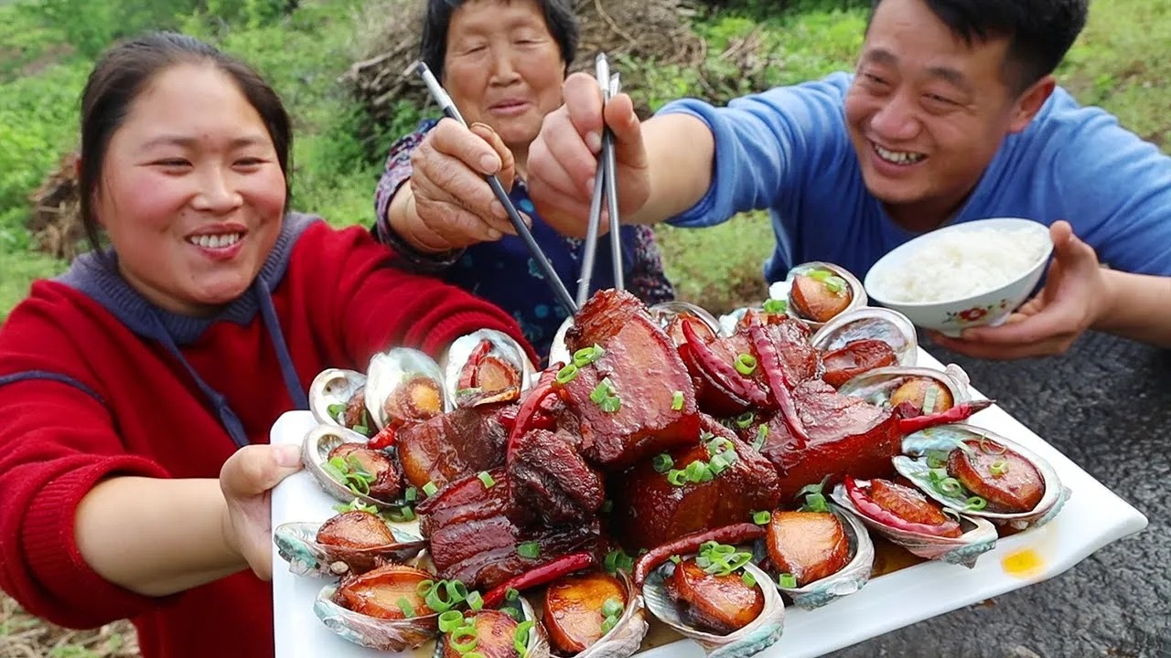 胖妹真会享受，20只鲍鱼炖红烧肉，肥而不腻，祖孙三人吃过瘾！【陈说美食】