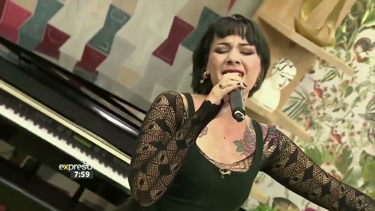 Music: Robyn Ferguson and Kat Goss perform ‘The Time Bender’