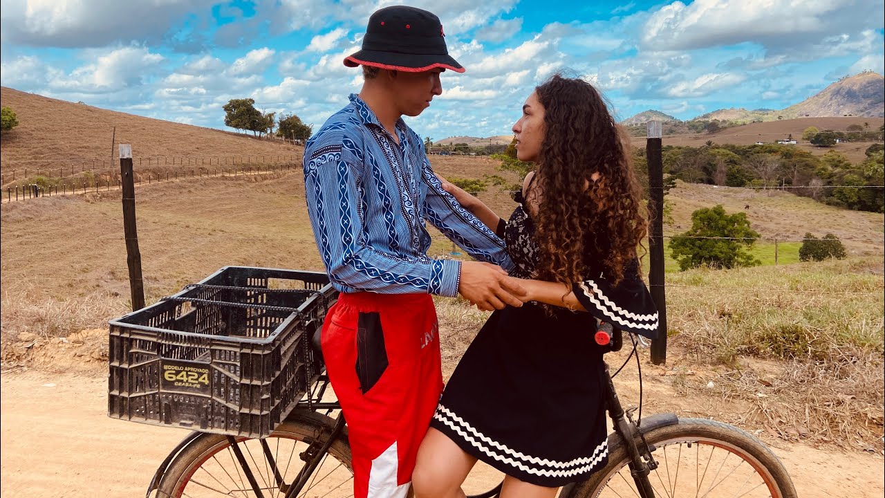 O filho da fazendeira matuto se apaixonou pela moça da fazenda e ela o humilha 