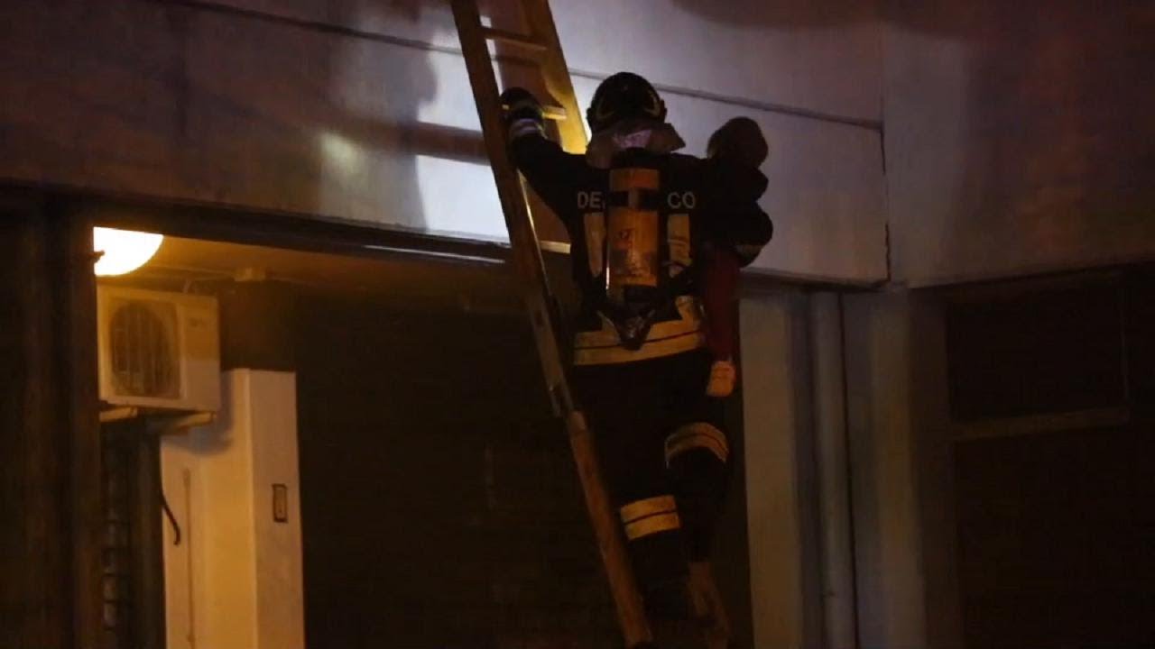 Reggio Emilia, inferno in via Turri: i vigili del fuoco salvano i bambini dal palazzo in fiamme