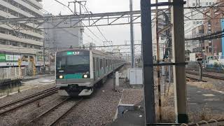E233系2000番台マト16編成が松戸駅4番線に到着する動画