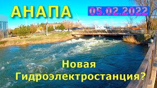 Анапа. Прогулка через центр города до речки Анапки, центральный пляж, тепло, много людей гуляет