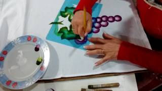 Pintura em tecido (Pintar cacho de uva com stencil)