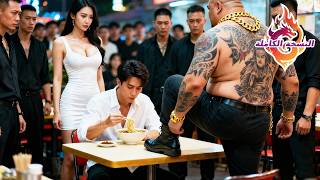 بلطجية يضايقون فقيراً يأكل النودلز—نظرة واحدة منه تُسكت العصابة كلها!