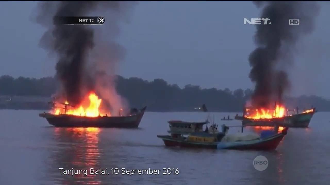 Ribuan Nelayan Tanjung Balai Asahan Bakar 4 Kapal Pukat Tarik Dan