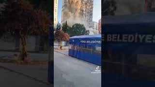 Artçı Sarsıtıda Hasarlı Bina Yıkıldı. Hatayda Depremde Hasar Alan Bina Artçı Sarsıntıda Yıkıldı.