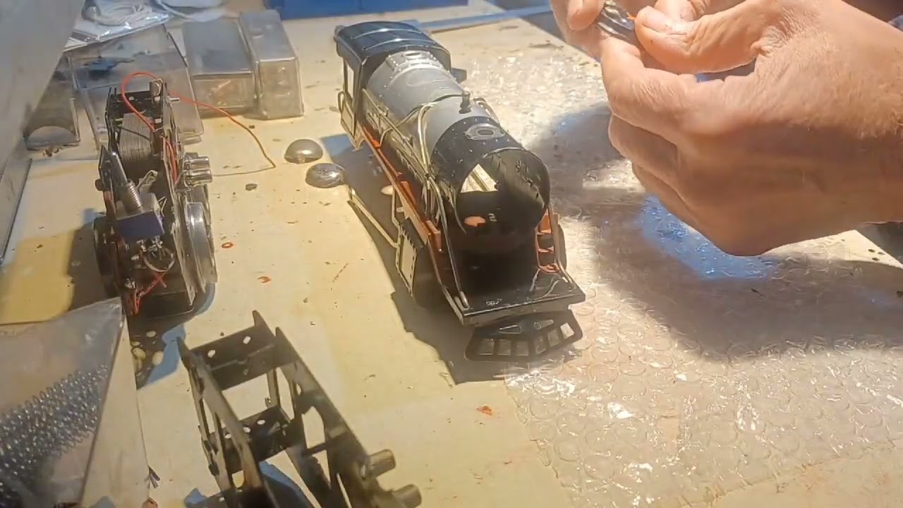 Motorización locomotora estatica Paya ( III y última Parte).De la peana a la via con luz y humo.