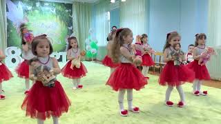 Первая младшая группа танец с куклами