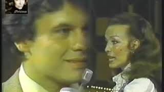 Juan Gabriel cantándole a La Doña 'María de todas las Marias' en el programa Siempre en Domingo 1979